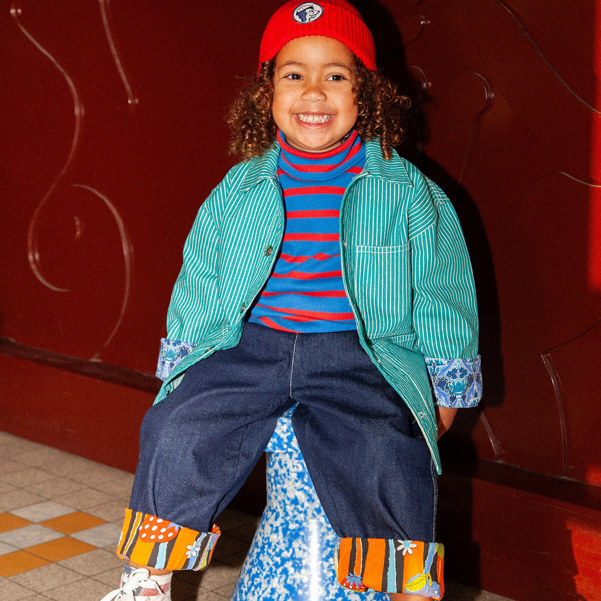 Pantalon décontracté en coton aspect denim imprimé fruits avec ourlet ajustable et coupe évolutive pour enfants de 2 à 9 ans