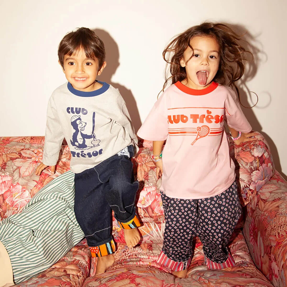 T-shirt en coton rétro gris chiné à manches longues avec mascotte castor, coupe ample et imprimé inspiré des années 80 pour enfants de 2 à 8 ans