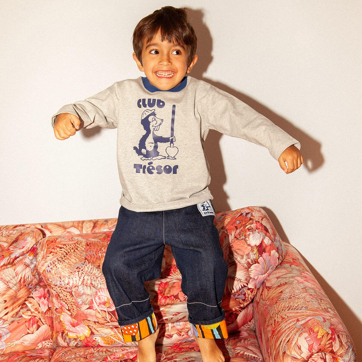 T-shirt en coton rétro gris chiné à manches longues avec mascotte castor, coupe ample et imprimé inspiré des années 80 pour enfants de 2 à 8 ans
