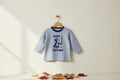 T-shirt en coton rétro gris chiné à manches longues avec mascotte castor, coupe ample et imprimé inspiré des années 80 pour enfants de 2 à 8 ans