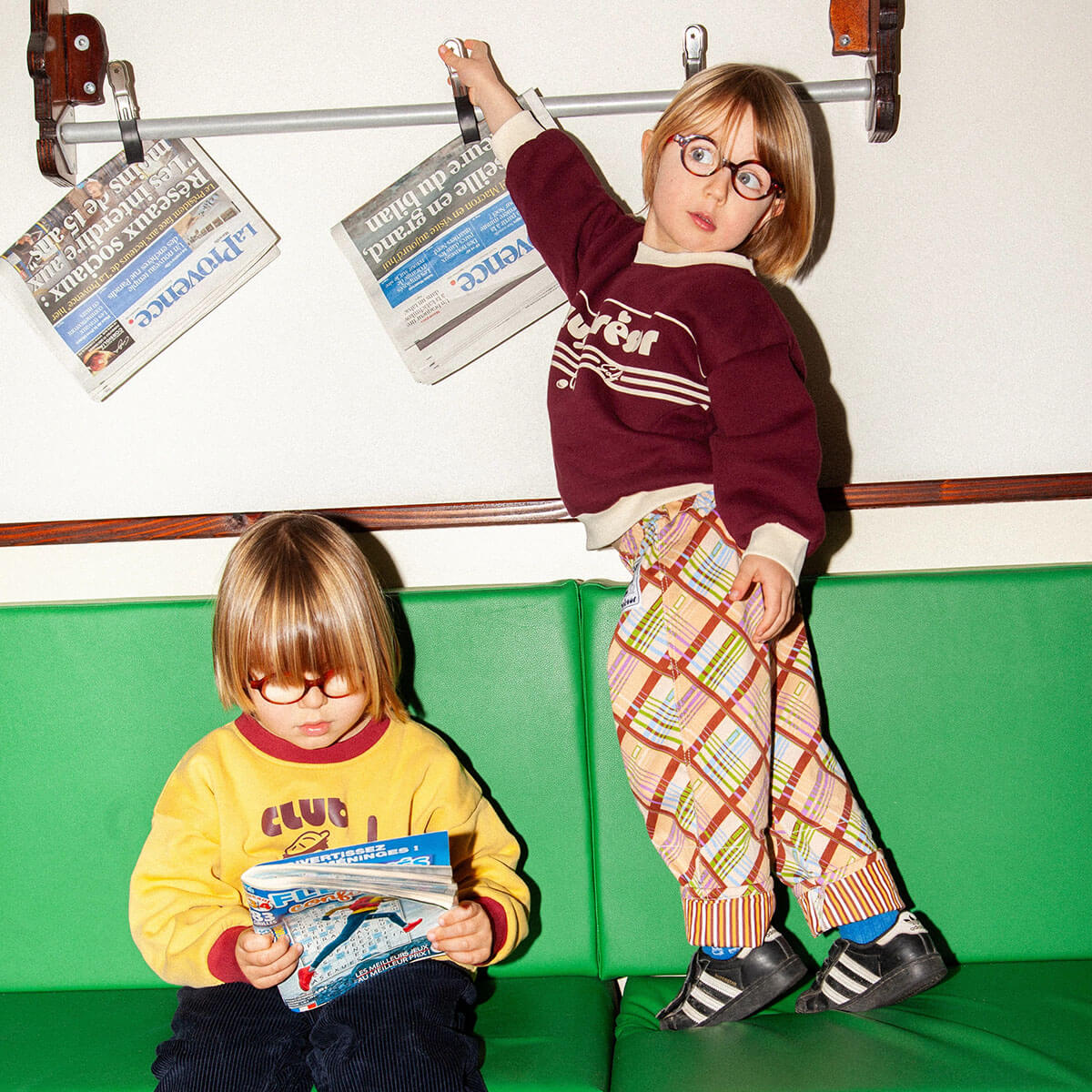 Sweatshirt en coton deadstock enfant vintage à motif golf bourgogne avec coupe oversize et design inspiré des années 70 – 2-8 ans