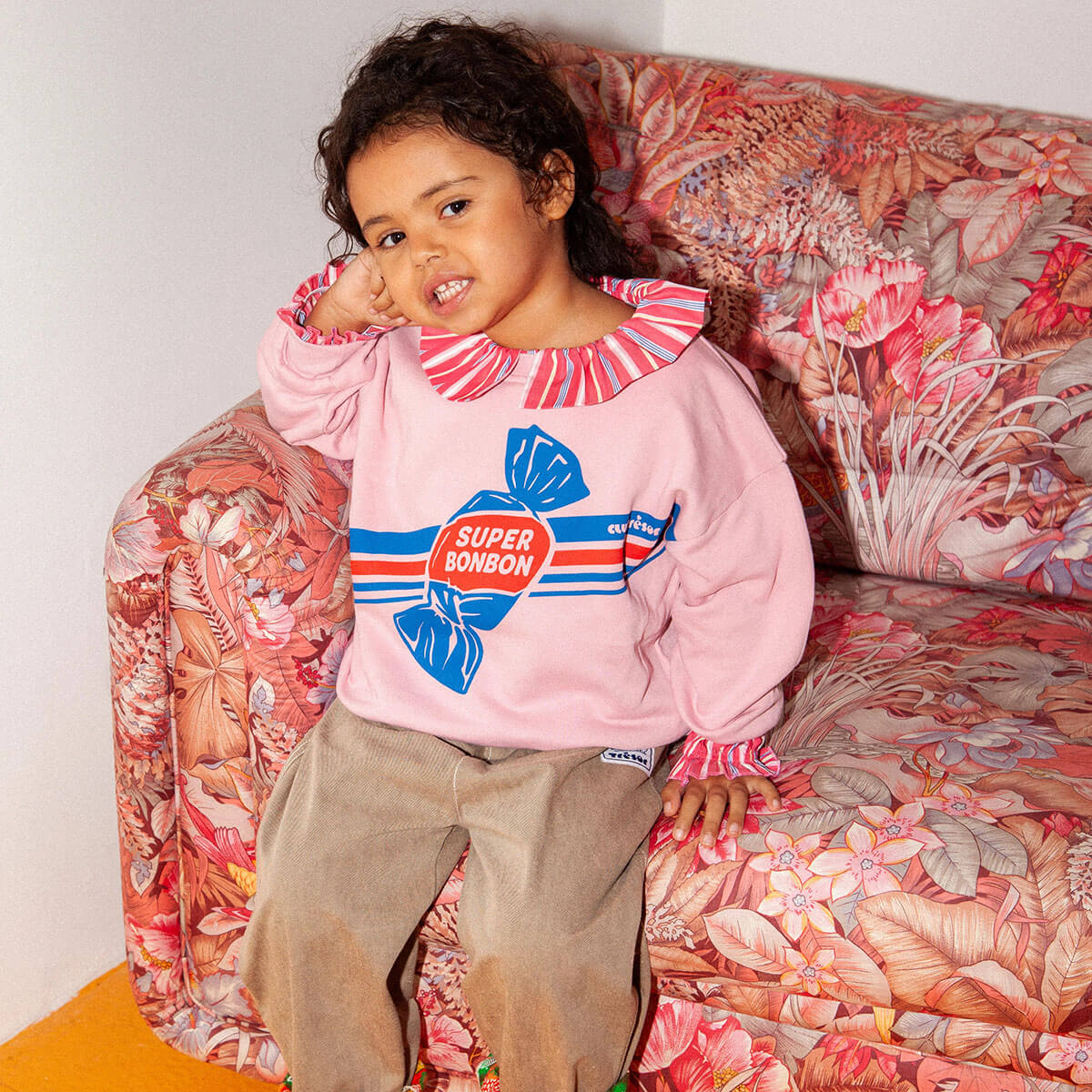 Sweat-shirt en coton vintage rose avec coupe oversize et imprimé à base d'eau, issu d'une collaboration d'artistes (tailles 2-11 ans)