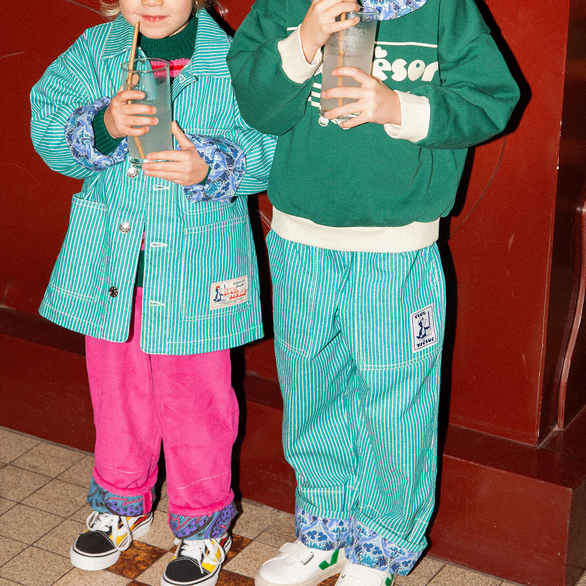 Pantalon de travail en toile de coton recyclé vert à rayures hickory, avec ourlet ajustable et coupe évolutive pour enfants de 1 à 8 ans