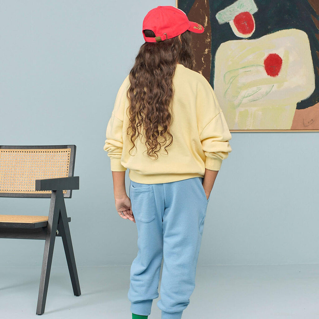 Sweat-shirt décontracté en coton biologique jaune pâle uni pour enfant avec poignets côtelés et coupe décontractée pour tout-petits