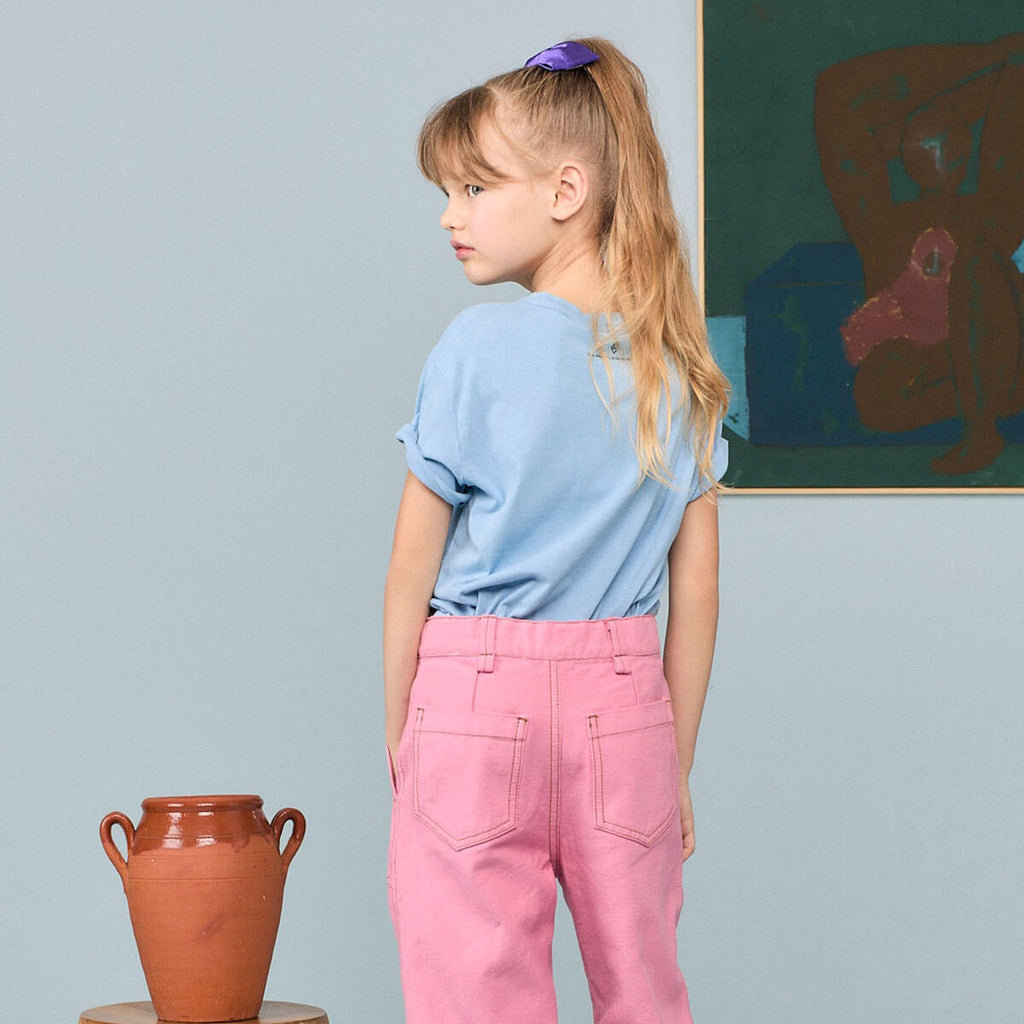 T-shirt décontracté en coton biologique bleu poussière avec motif, col rond et manches courtes pour enfants en bas âge