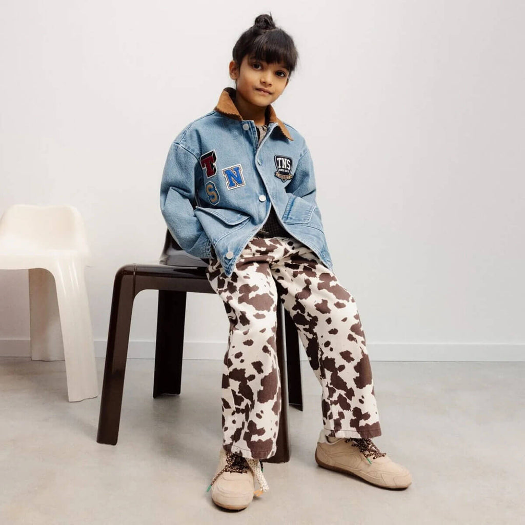 Pantalon en coton aspect jean imprimé vache avec jambes larges et motif animalier amusant pour les enfants de 2 à 13 ans