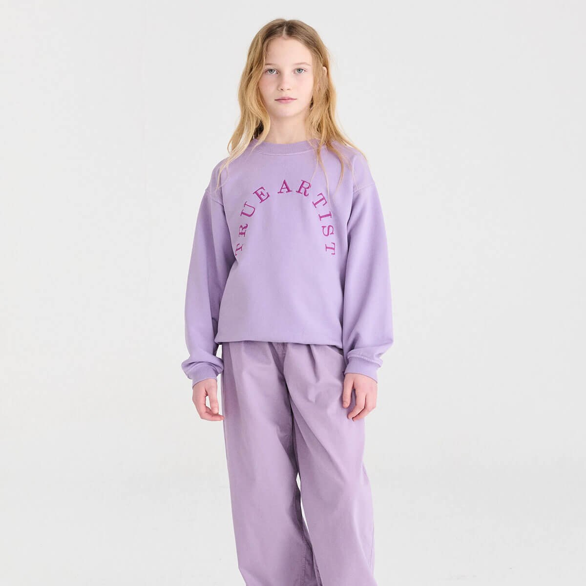 Sweat-shirt ample en coton biologique lilas lavande avec broderie contrastante et col et poignets côtelés pour enfants de 1 à 13 ans