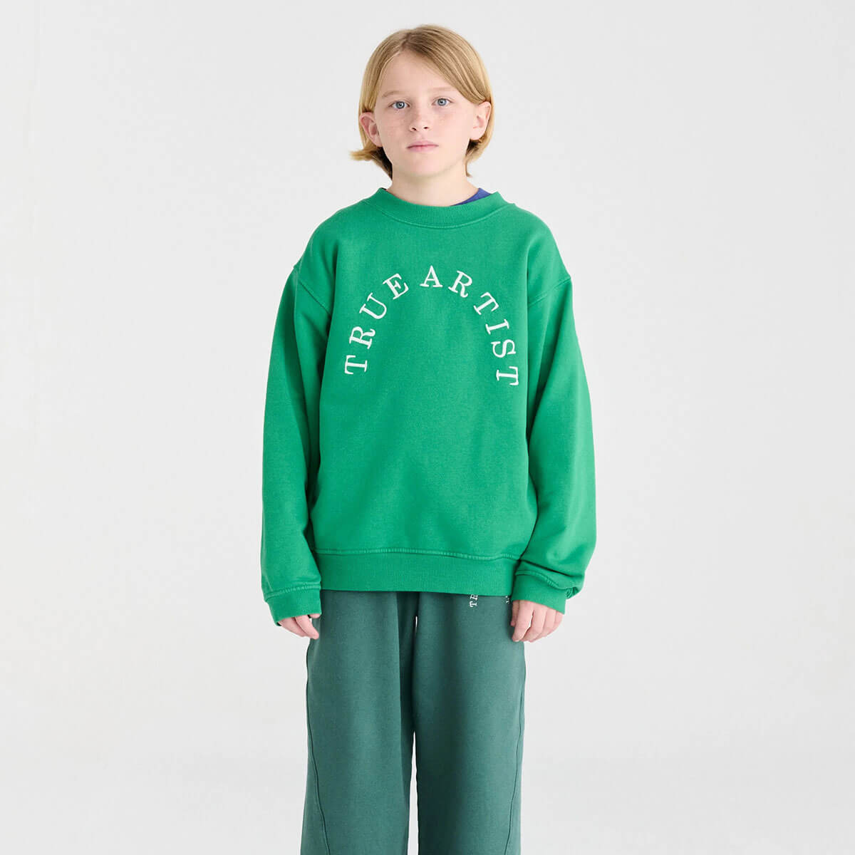 Sweat-shirt ample en coton biologique vert sapin avec broderie contrastée et bords côtes aux encolure et poignets, pour enfants de 1 à 13 ans