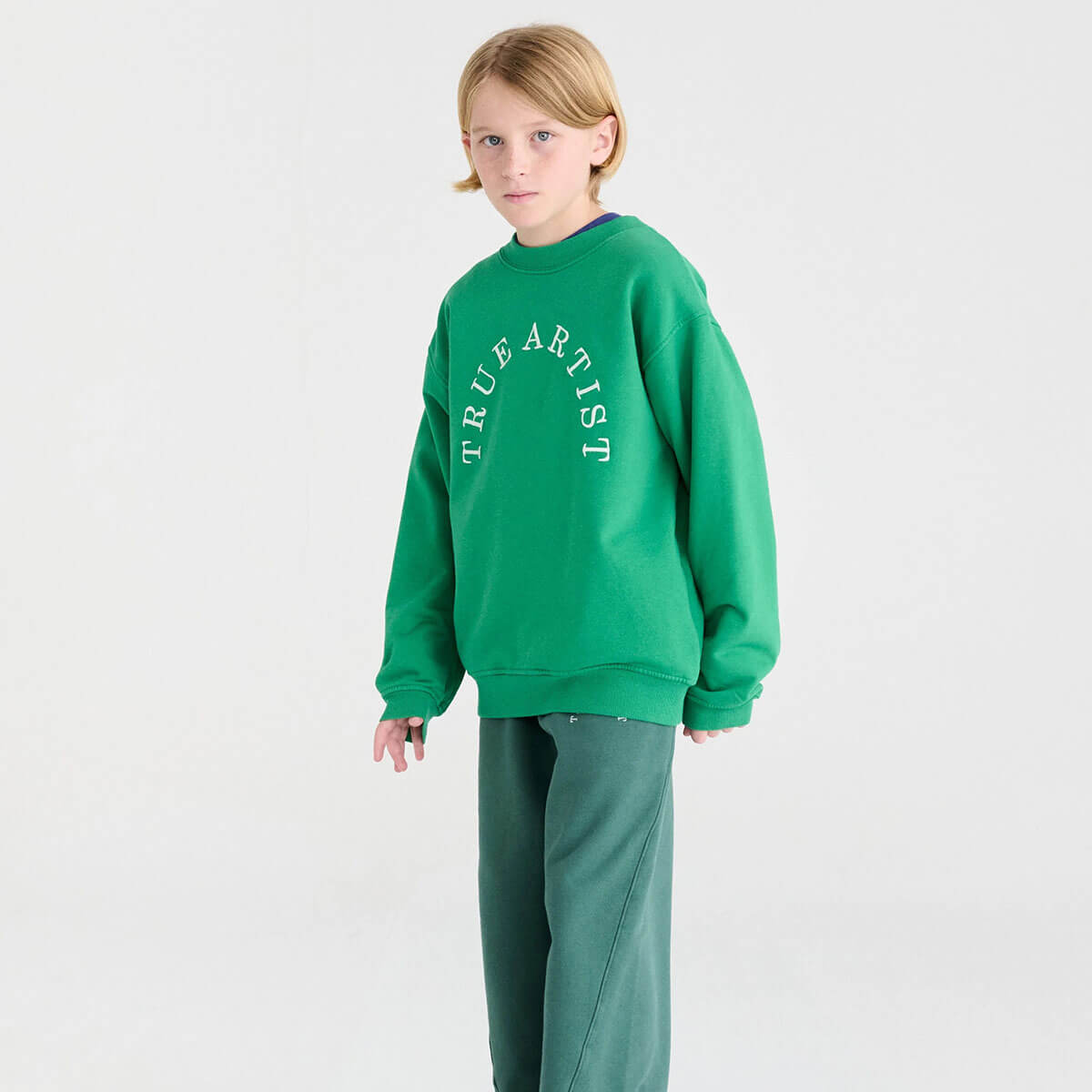 Sweat-shirt ample en coton biologique vert sapin avec broderie contrastée et bords côtes aux encolure et poignets, pour enfants de 1 à 13 ans