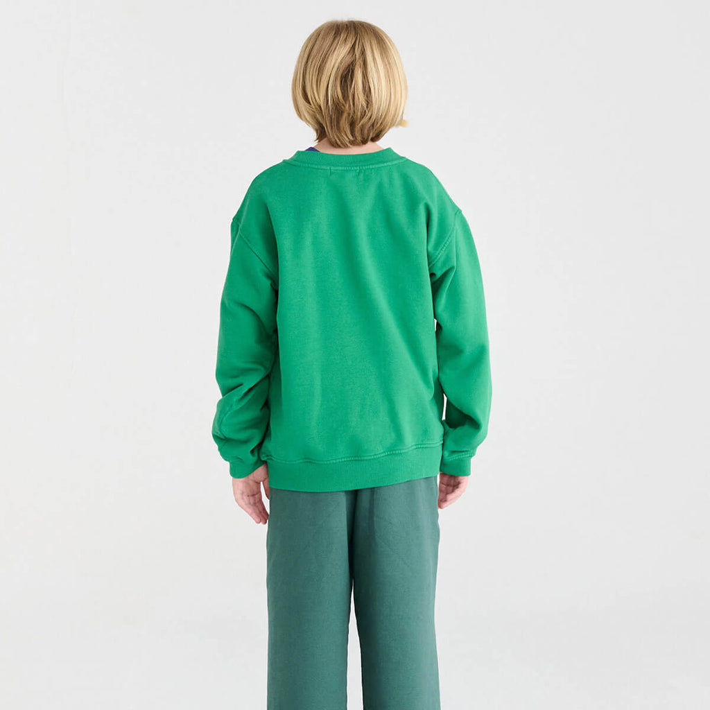 Sweat-shirt ample en coton biologique vert sapin avec broderie contrastée et bords côtes aux encolure et poignets, pour enfants de 1 à 13 ans
