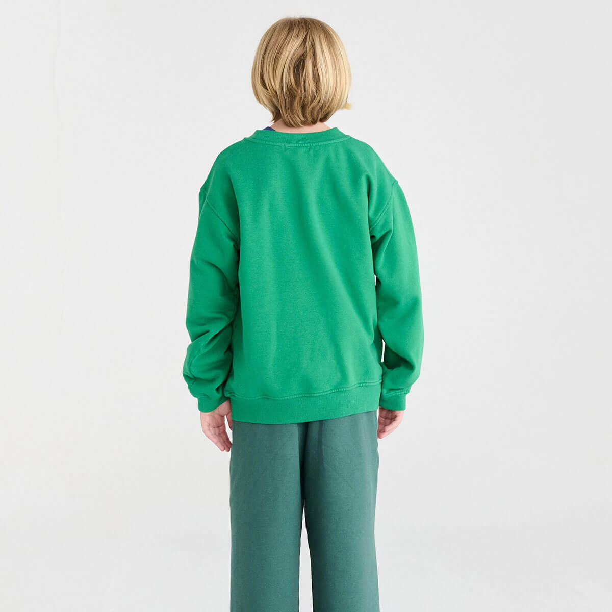 Sweat-shirt ample en coton biologique vert sapin avec broderie contrastée et bords côtes aux encolure et poignets, pour enfants de 1 à 13 ans