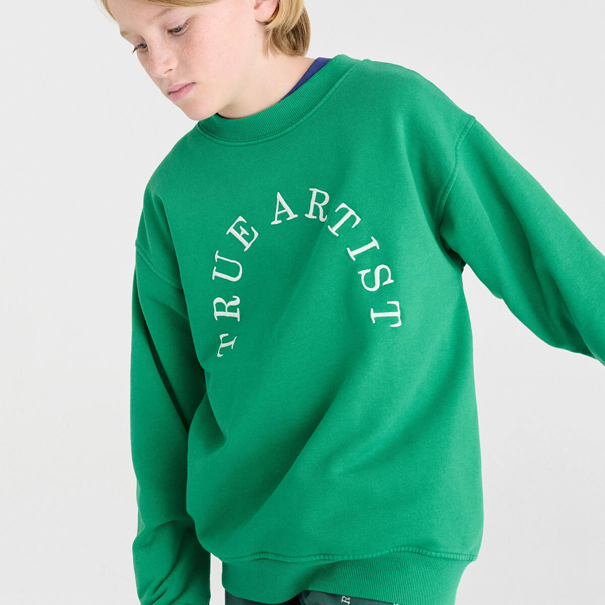 Sweat-shirt ample en coton biologique vert sapin avec broderie contrastée et bords côtes aux encolure et poignets, pour enfants de 1 à 13 ans
