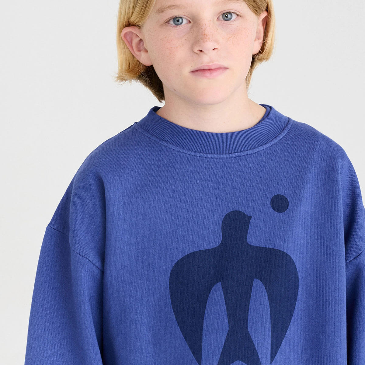 Sweat-shirt décontracté en coton biologique bleu Skipper à imprimé graphique avec épaules tombantes pour enfant de 1 à 13 ans