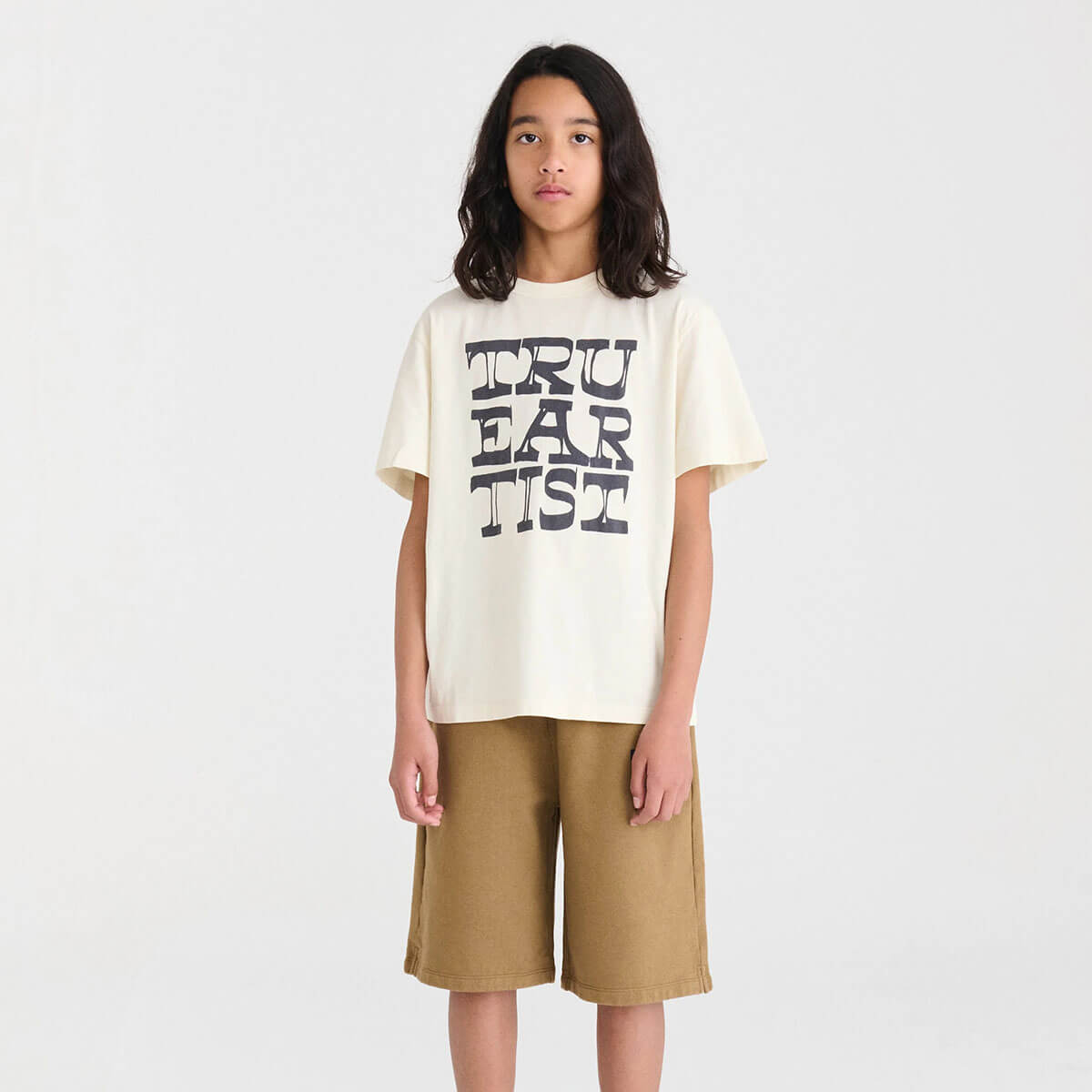 T-shirt en coton biologique blanc cassé à imprimé graphique décontracté avec coupe droite et épaules tombantes pour enfants de 1 à 13 ans