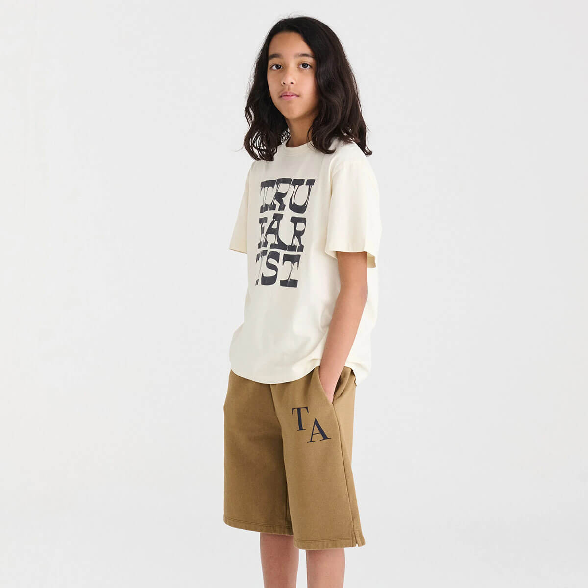 T-shirt en coton biologique blanc cassé à imprimé graphique décontracté avec coupe droite et épaules tombantes pour enfants de 1 à 13 ans
