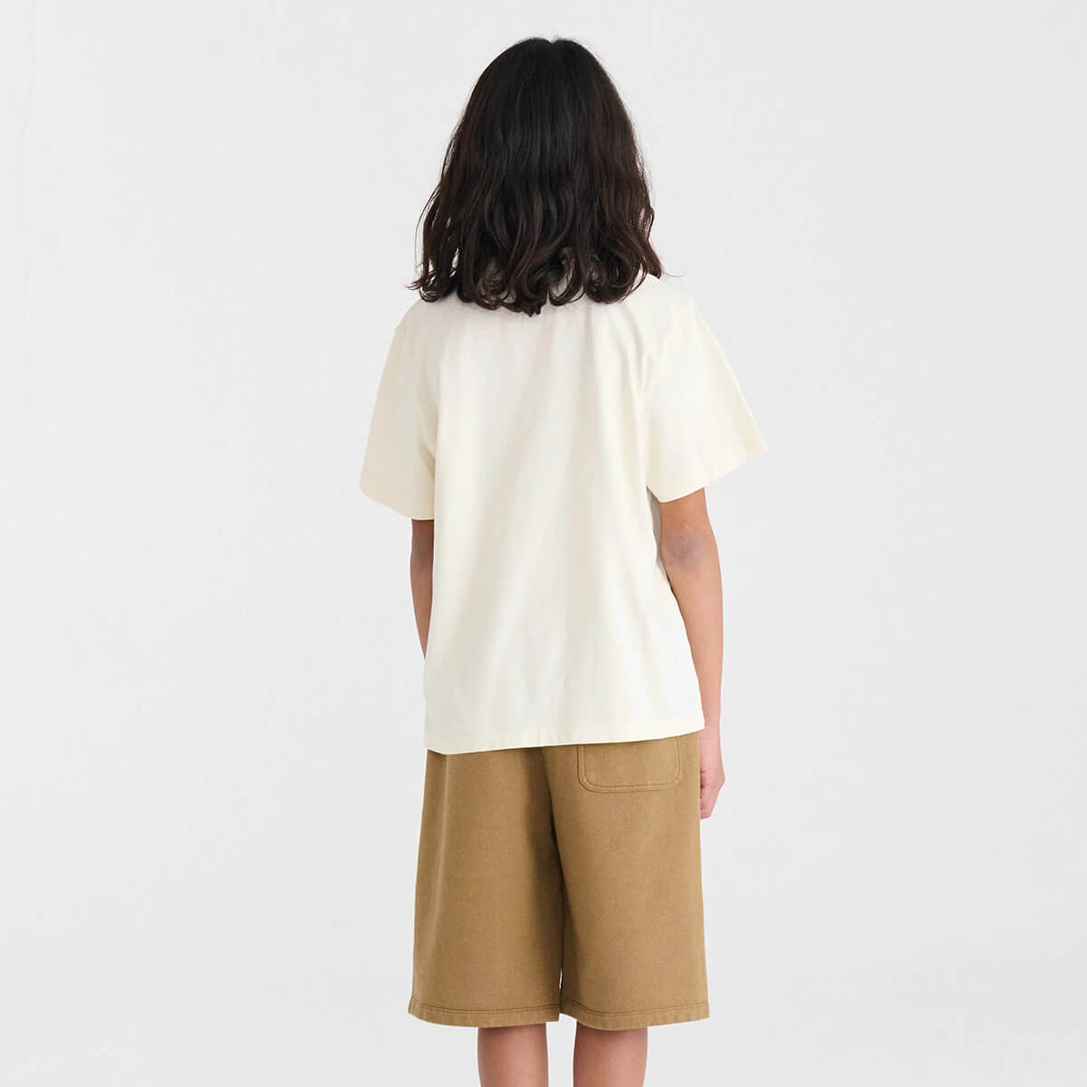 T-shirt en coton biologique blanc cassé à imprimé graphique décontracté avec coupe droite et épaules tombantes pour enfants de 1 à 13 ans