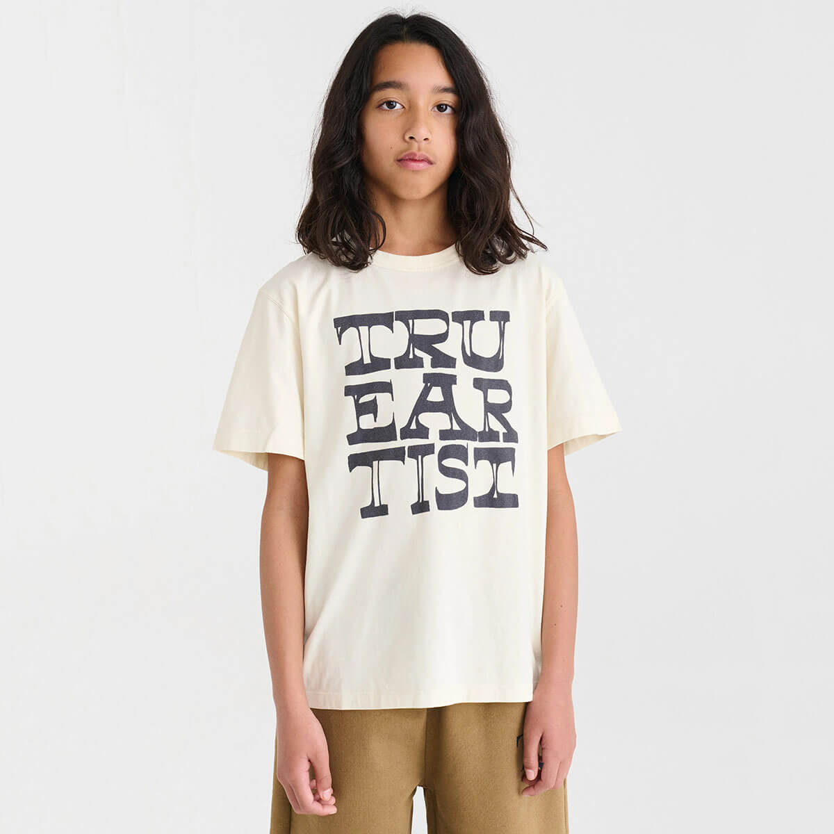 T-shirt en coton biologique blanc cassé à imprimé graphique décontracté avec coupe droite et épaules tombantes pour enfants de 1 à 13 ans